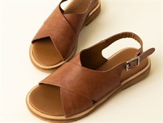 Angulus sandal tan with buckle  